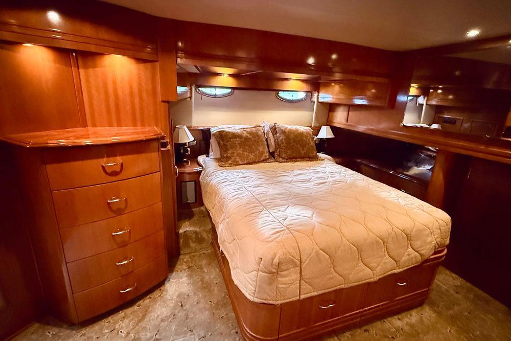 56' 2005 Carver 56 Voyager