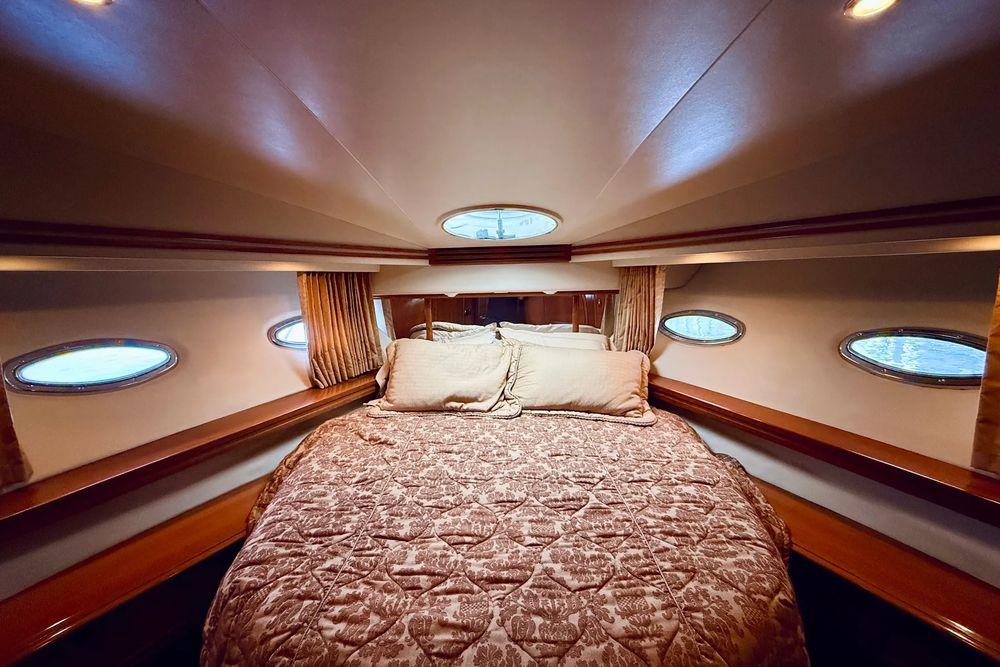 56' 2005 Carver 56 Voyager