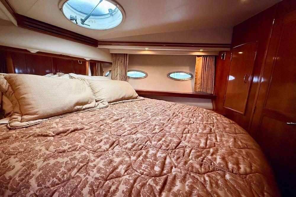 56' 2005 Carver 56 Voyager