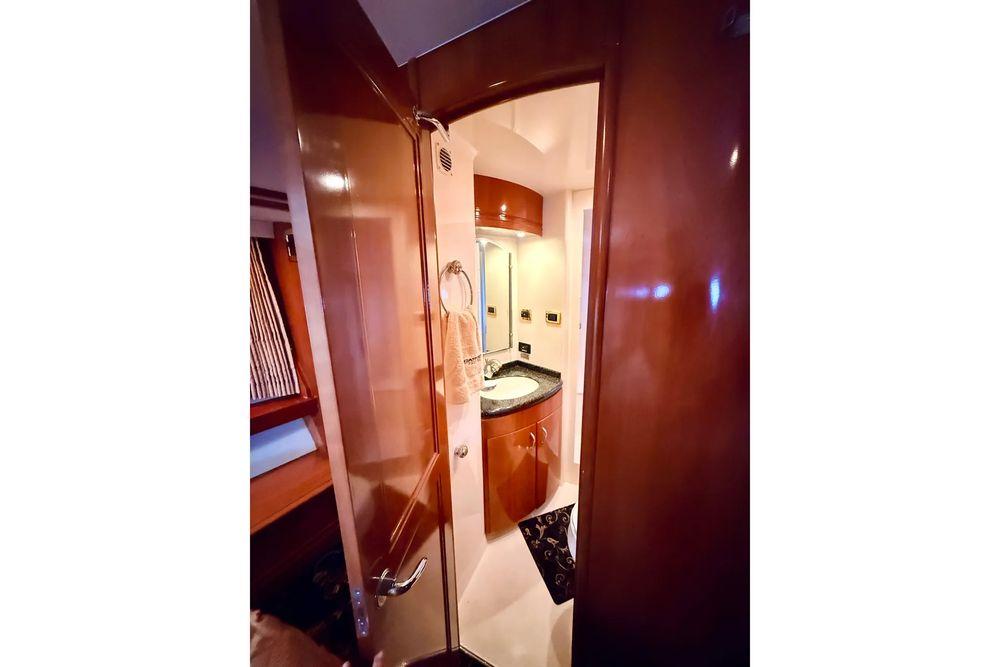 56' 2005 Carver 56 Voyager