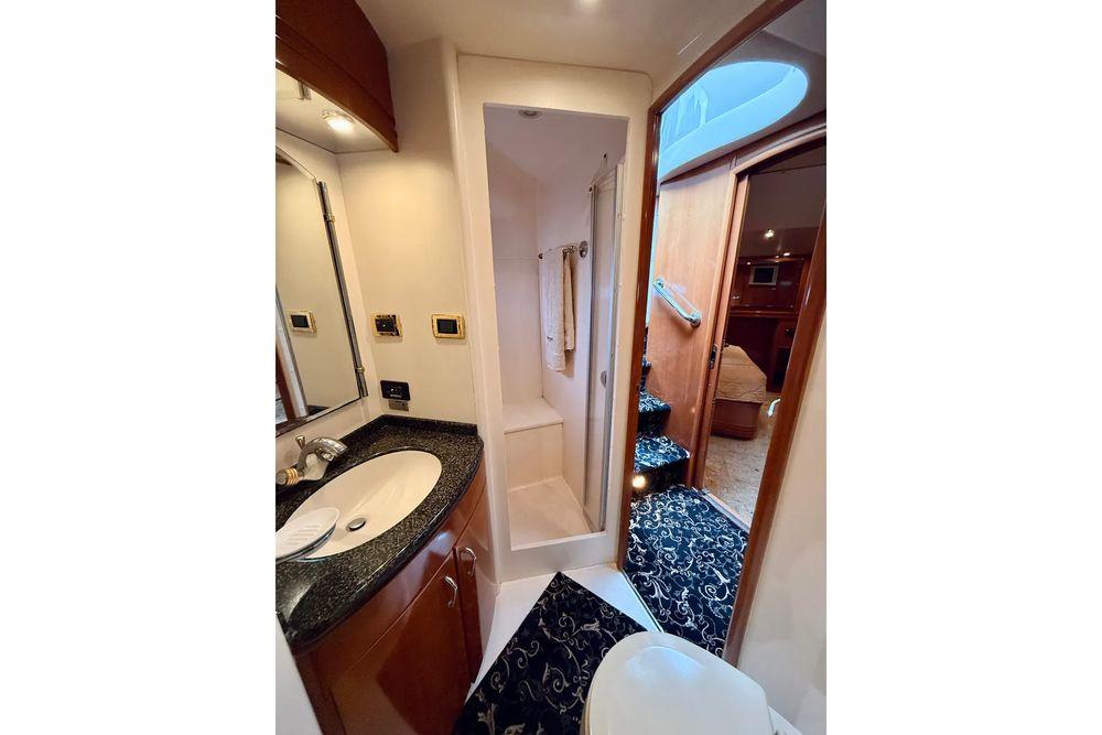 56' 2005 Carver 56 Voyager