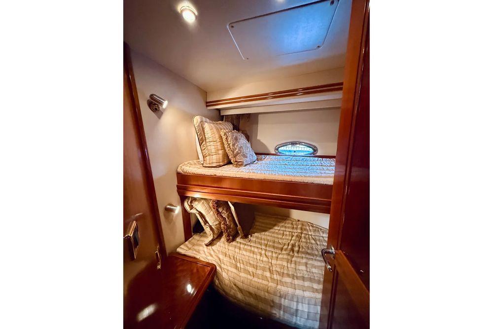 56' 2005 Carver 56 Voyager