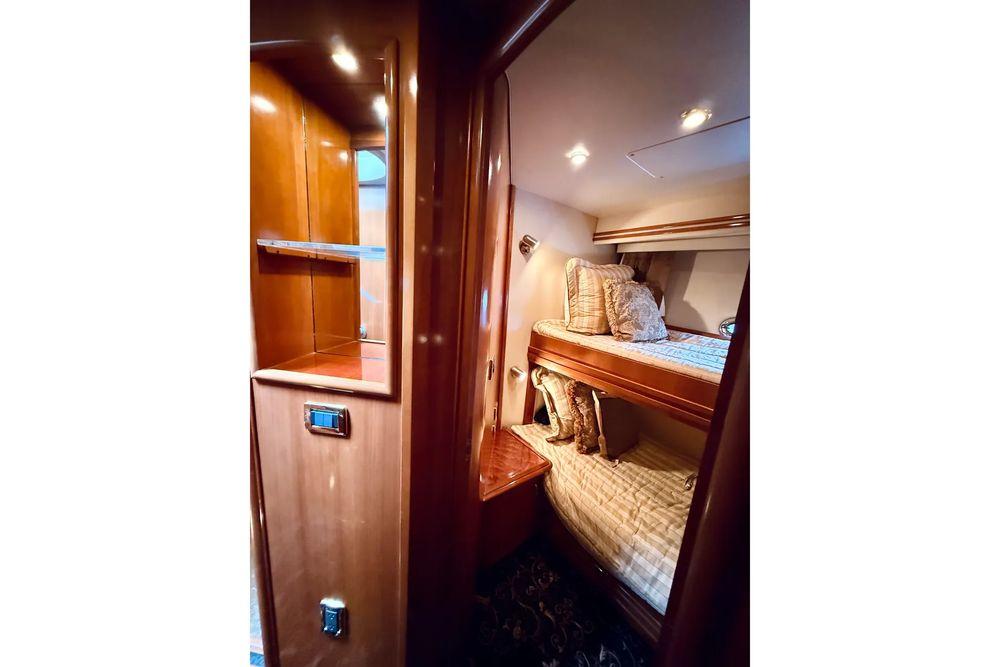 56' 2005 Carver 56 Voyager