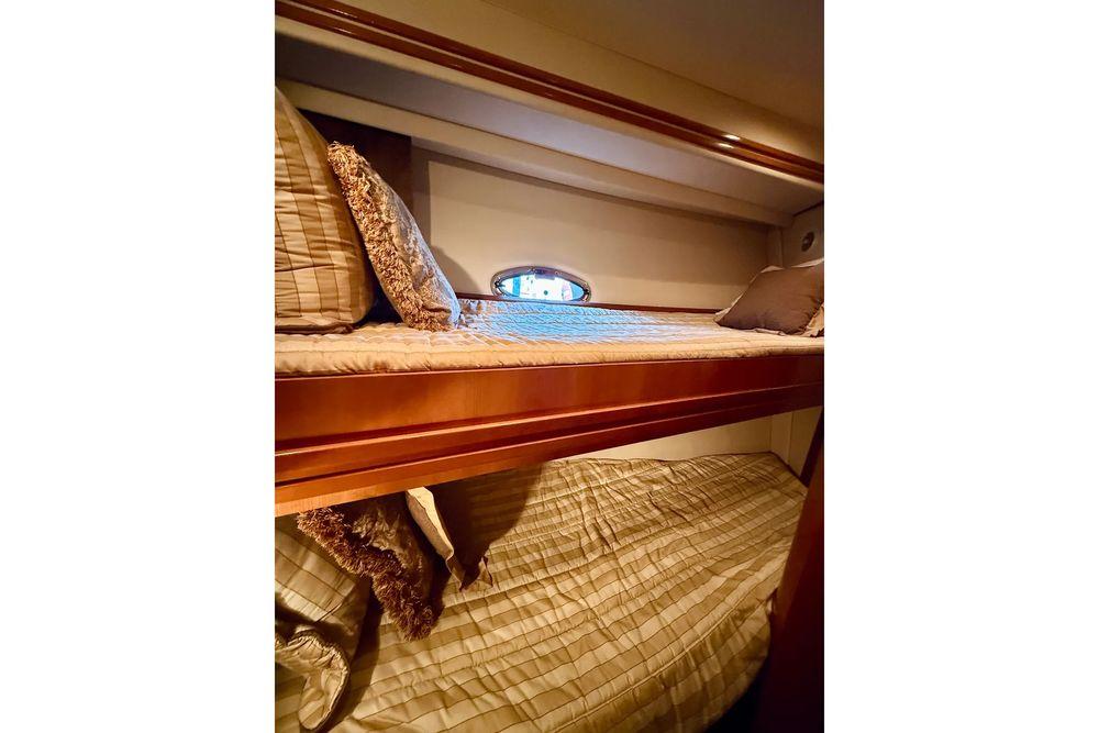 56' 2005 Carver 56 Voyager