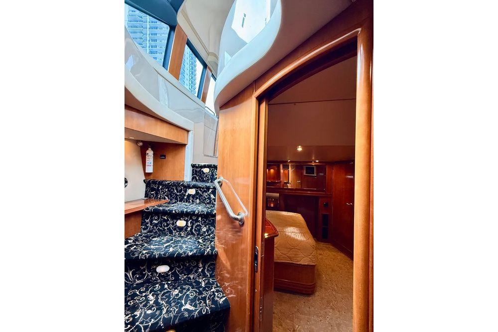 56' 2005 Carver 56 Voyager