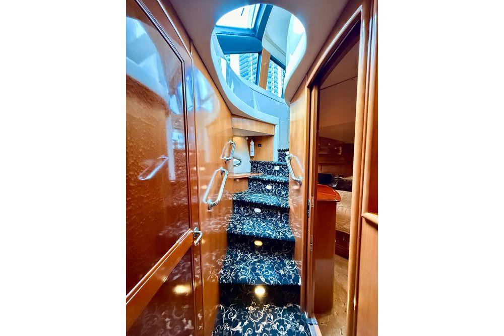 56' 2005 Carver 56 Voyager