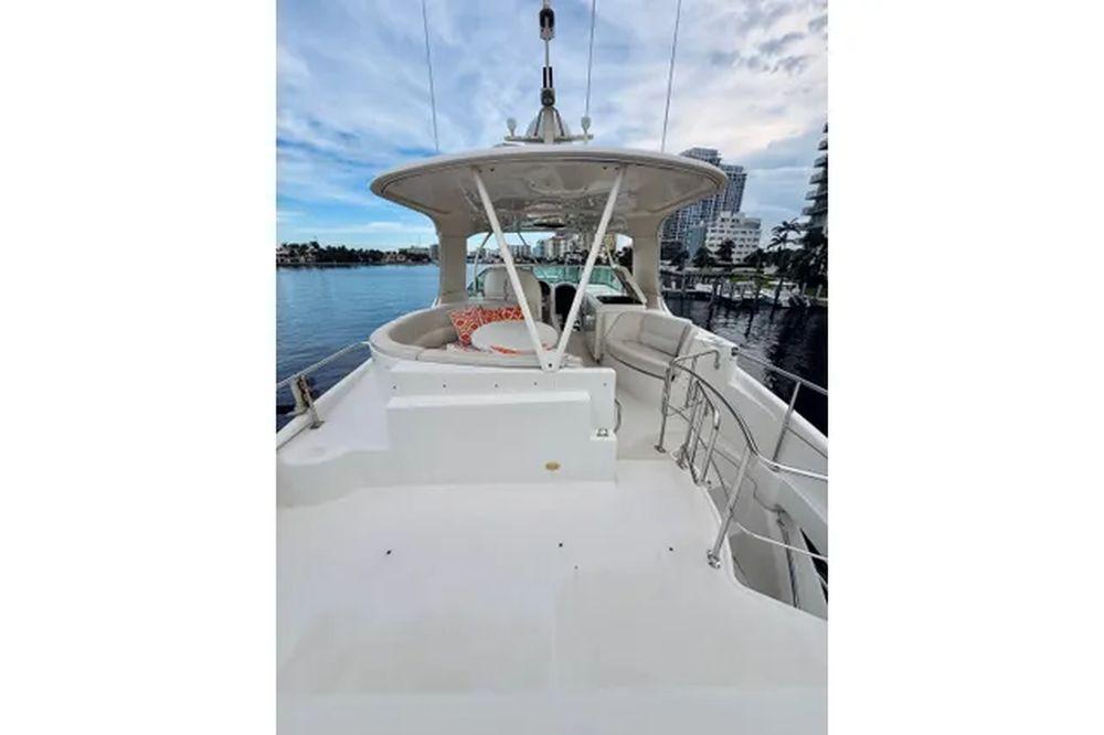 56' 2005 Carver 56 Voyager