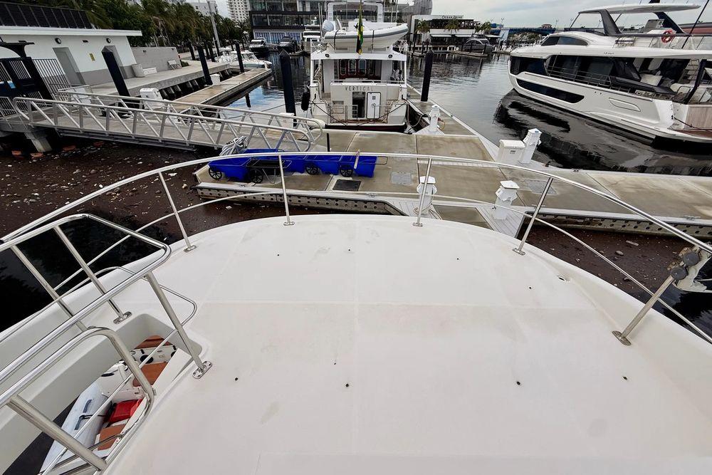 56' 2005 Carver 56 Voyager