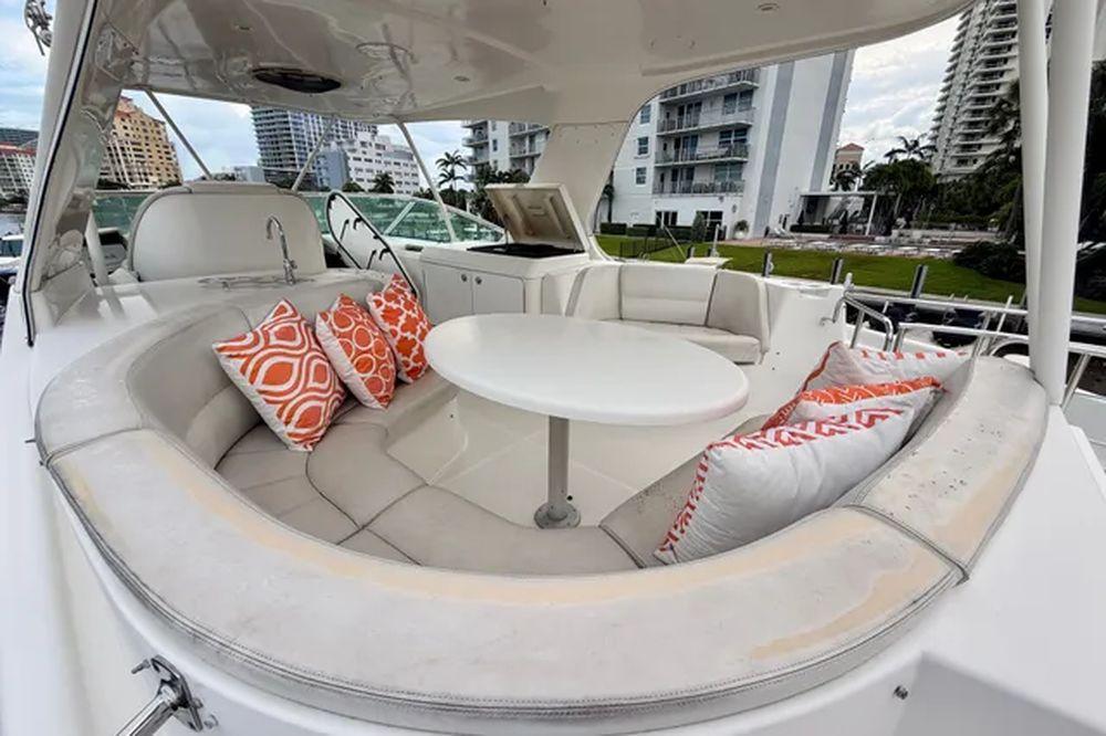 56' 2005 Carver 56 Voyager