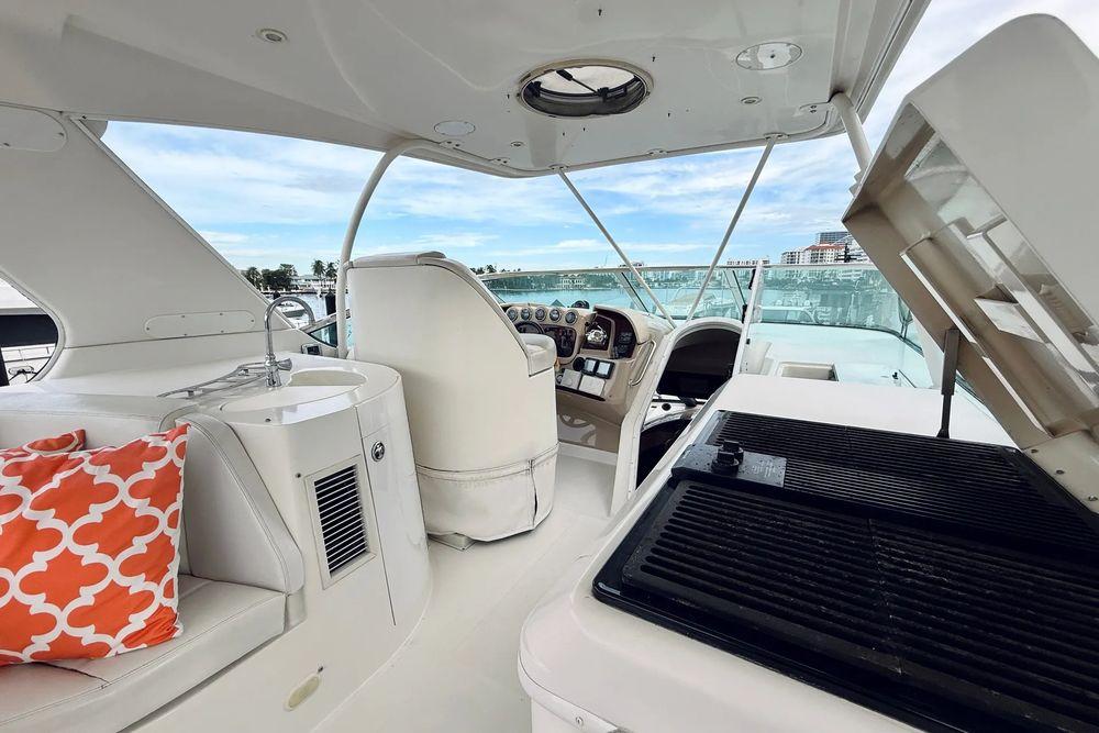 56' 2005 Carver 56 Voyager