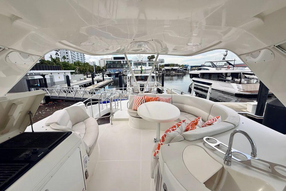 56' 2005 Carver 56 Voyager