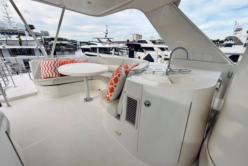 56' 2005 Carver 56 Voyager