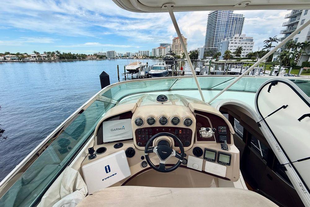 56' 2005 Carver 56 Voyager