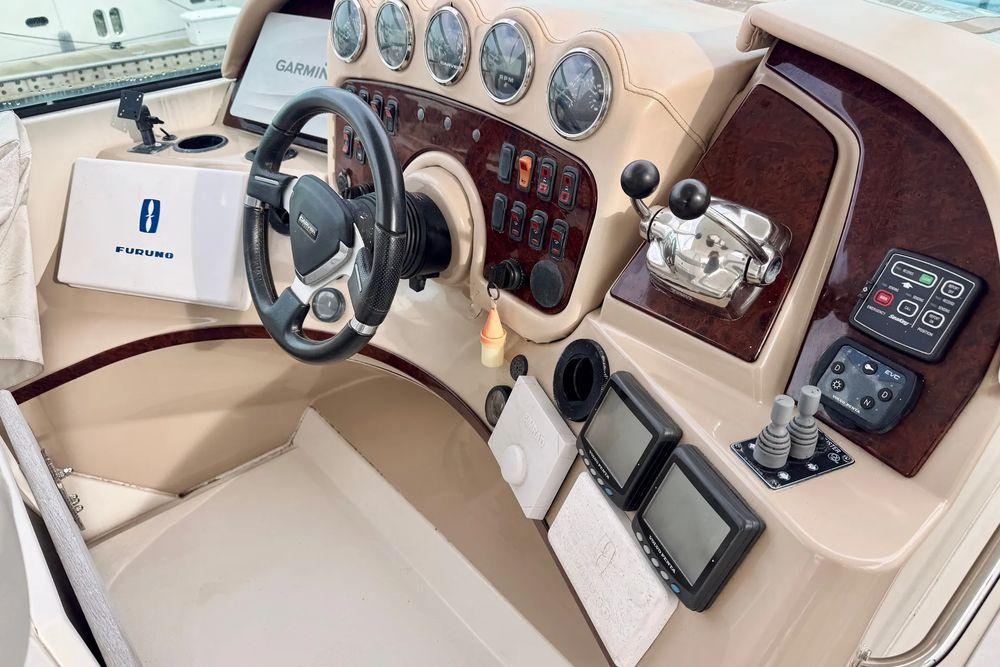 56' 2005 Carver 56 Voyager