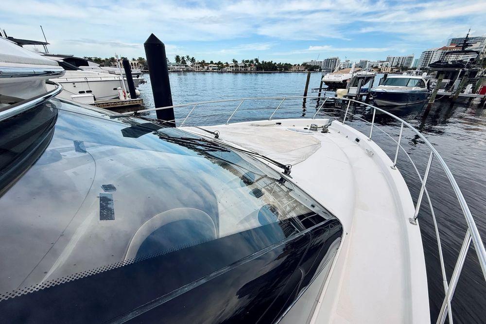 56' 2005 Carver 56 Voyager