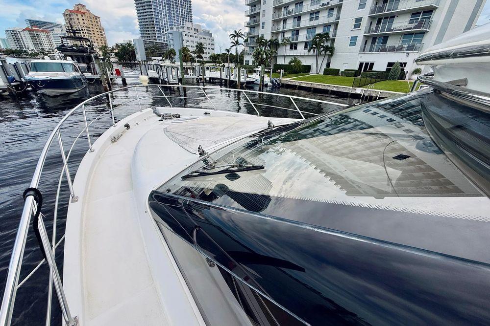 56' 2005 Carver 56 Voyager