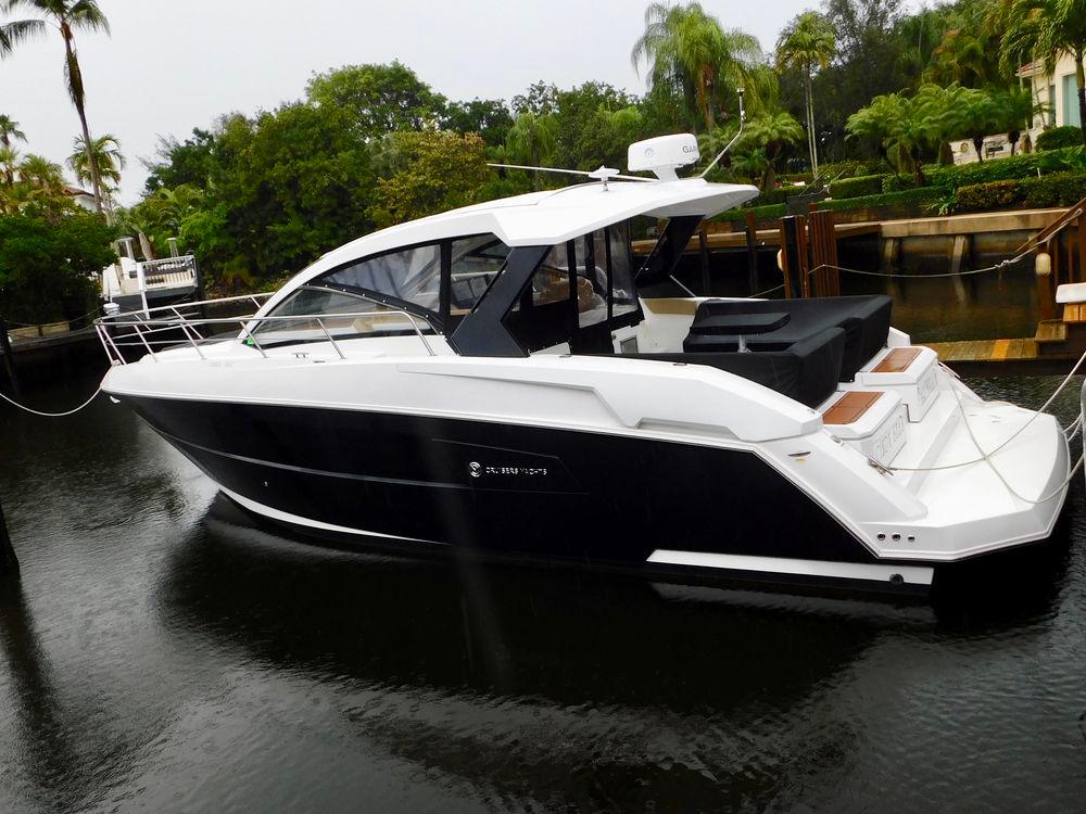 39' 2015 Cruisers Yachts Express Coupe