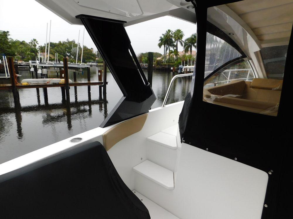 39' 2015 Cruisers Yachts Express Coupe