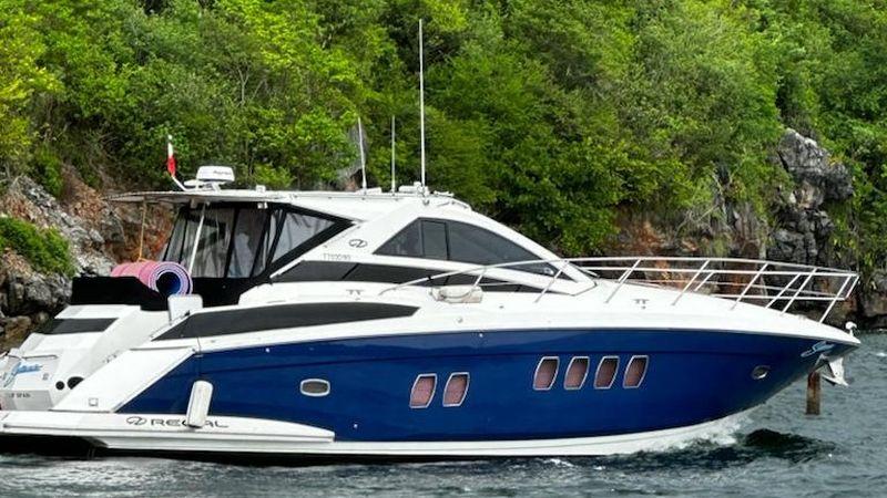 53' 2009 Regal 5260