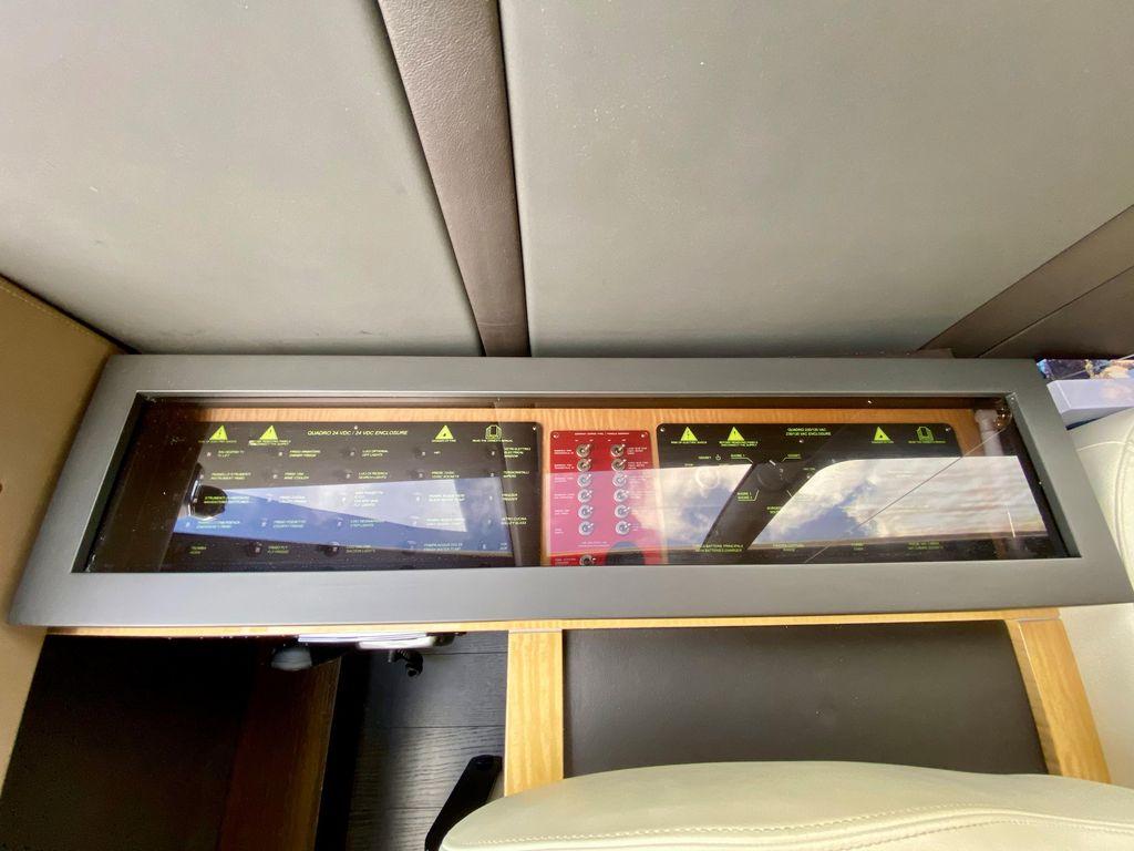 66' 2018 Azimut Fly Bridge