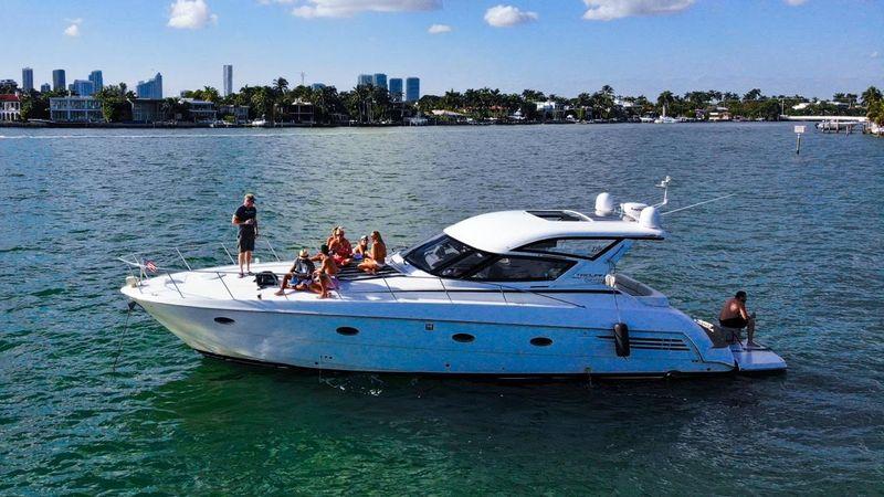 44' 2000 Carver Trojan 440 Express